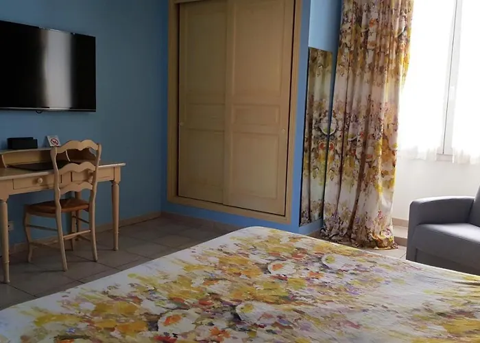 Les Palmiers מלון